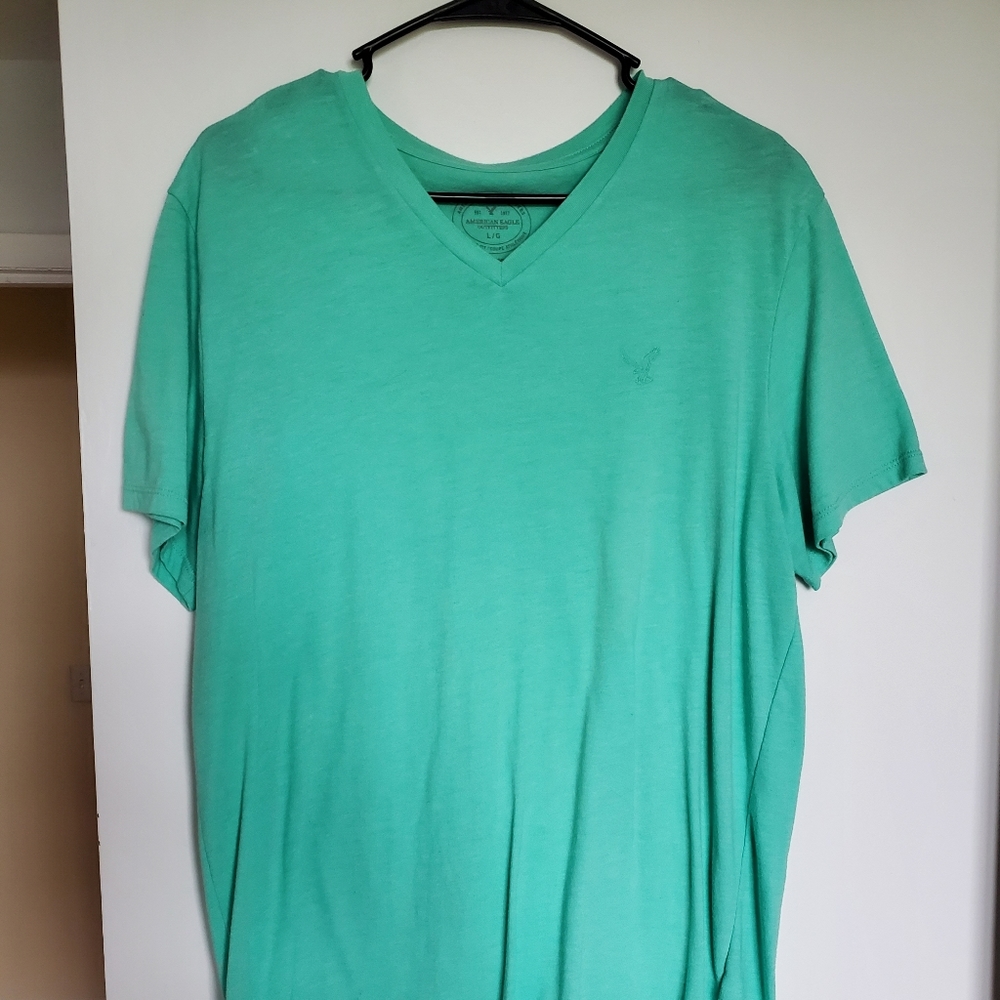 American Eagle Men's V-neck T-shirt